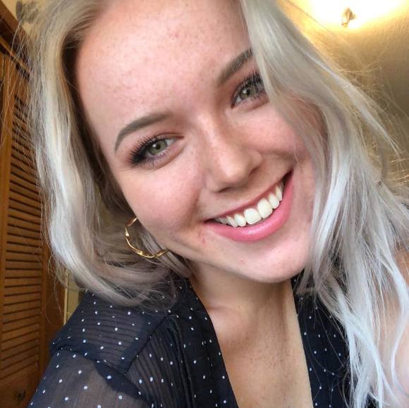 Meet your Posher, Nicole - Picture 1 of 1